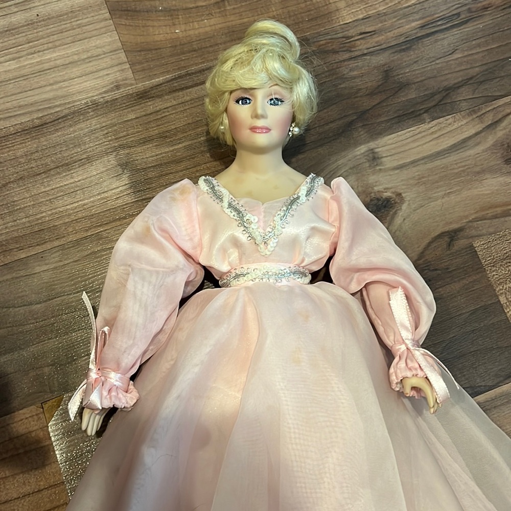 BEAUTIFUL VINTAGE MARY KAY ASH PORCELAIN DOLL 1988 MARY KAY COSMETICS - NO STAND